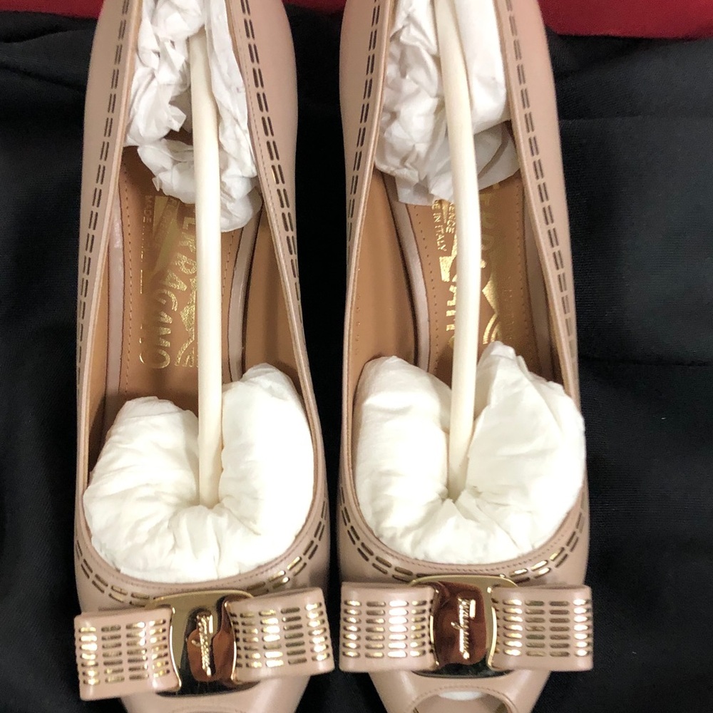 Salvatore Ferragamo Beige Leather Peep-Toe Pumps with Signature Bow Sz 7 D New - Picture 2 of 14